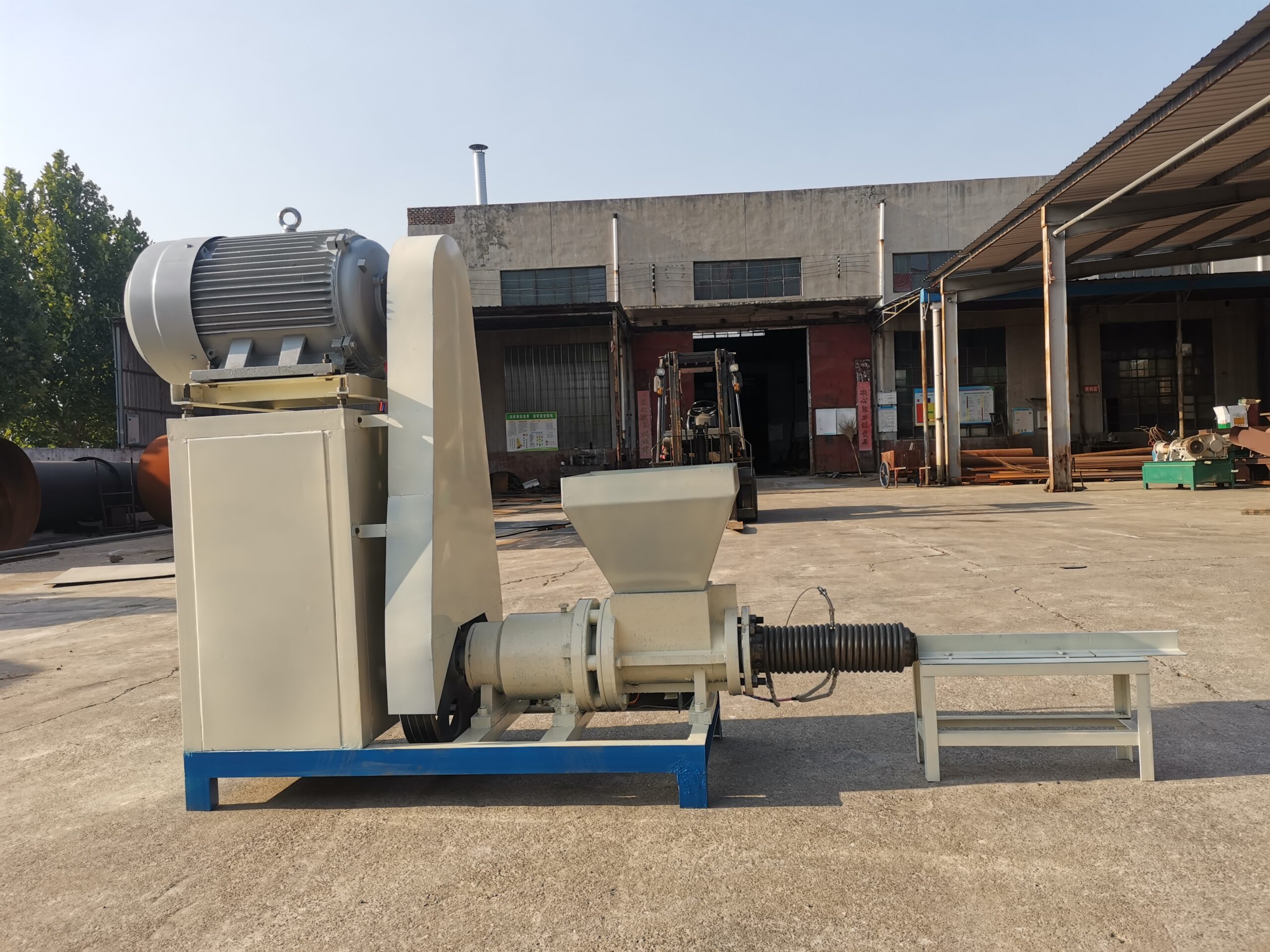 Straw charcoal briquette making machine for Germany
