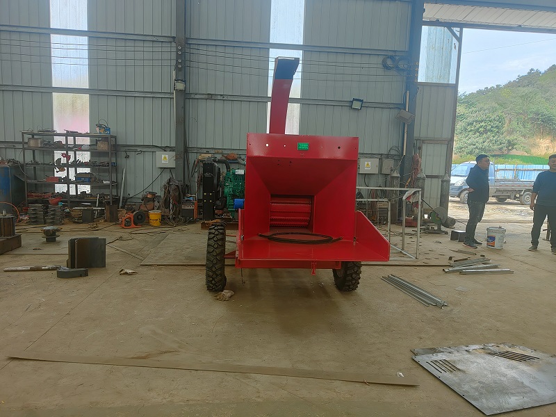Portable wood chipper tree branch crusher