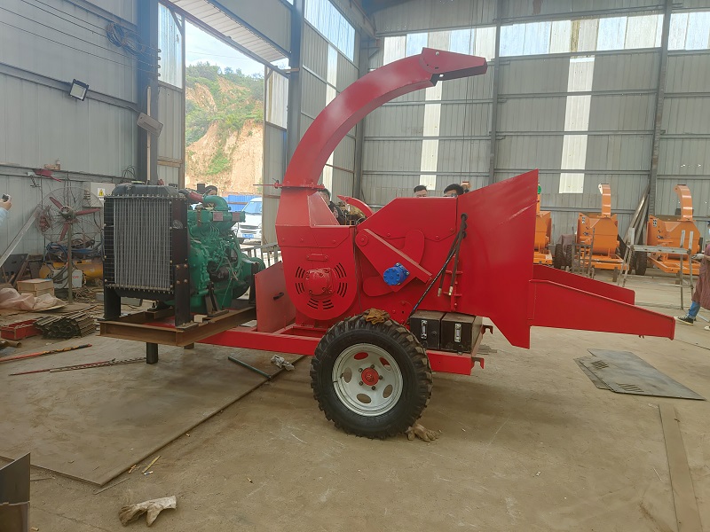 Mobile wood branch crusher chipper