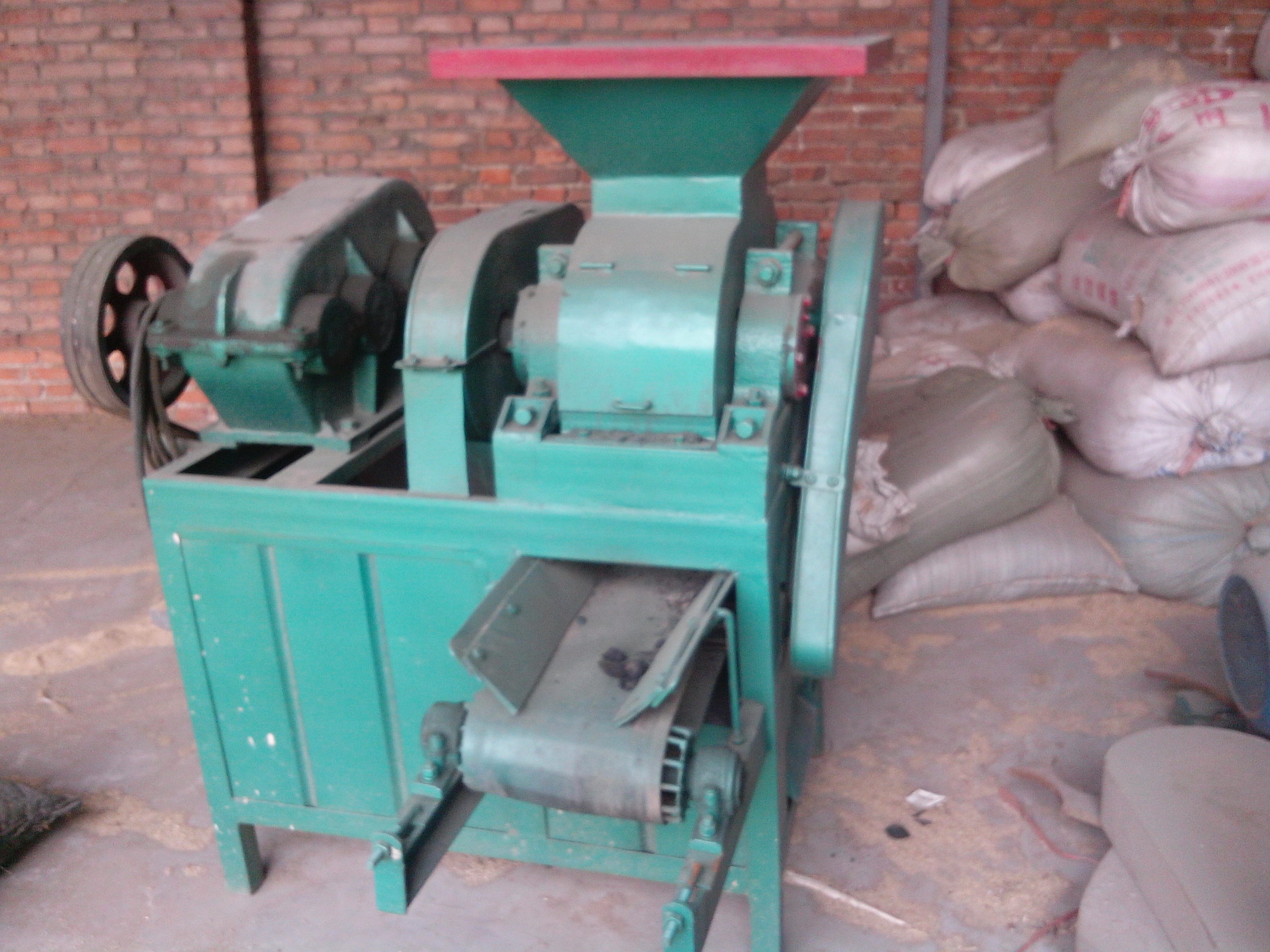 Coal dust powder ball roller press machine