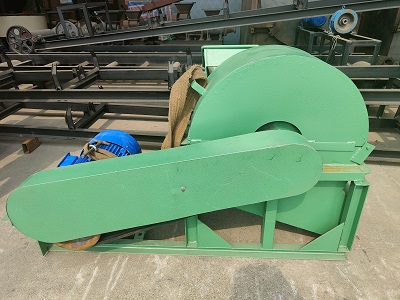 Mobile crusher machine with wood
