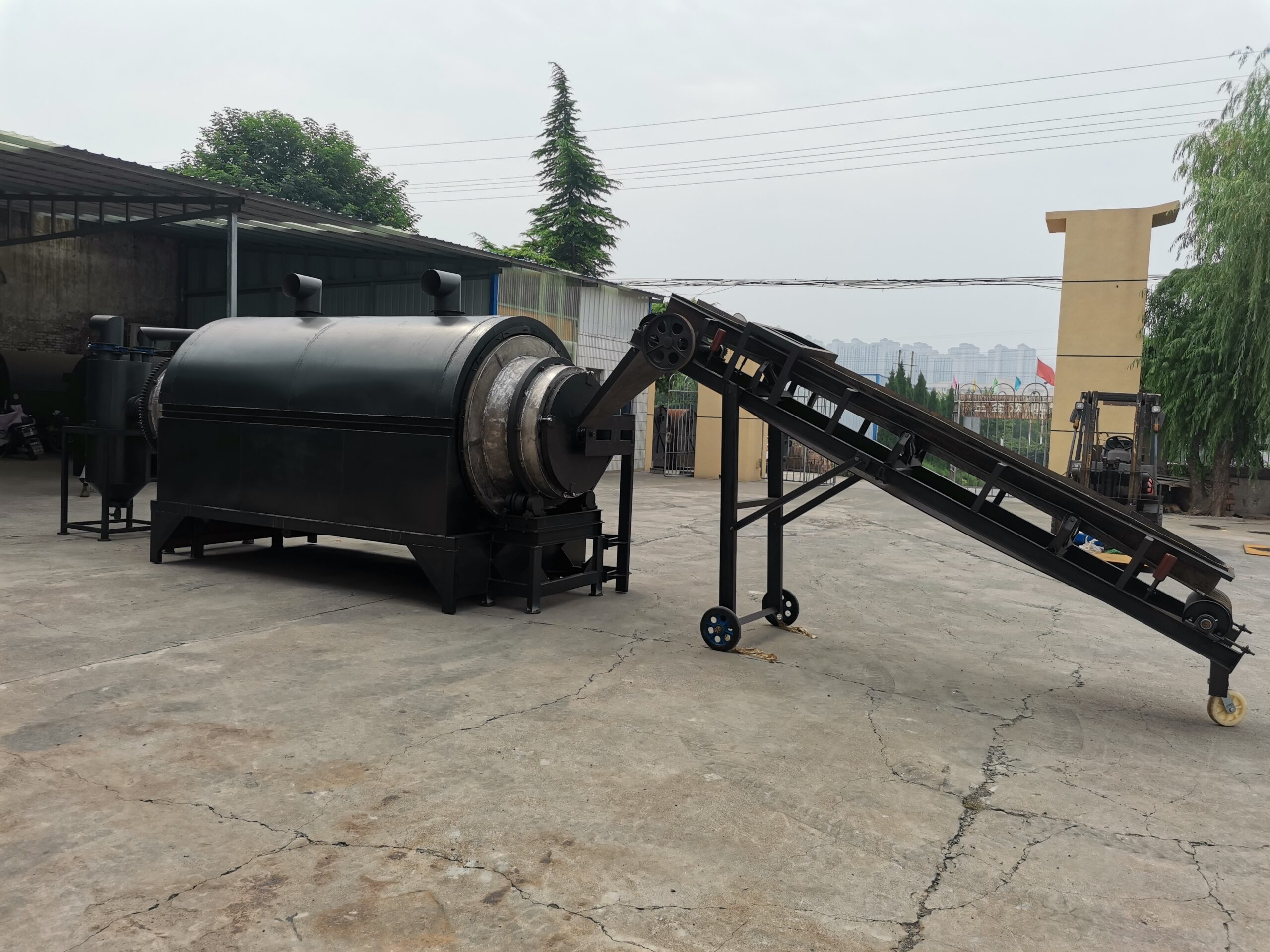 Rotary type sawdust carbonization furnace